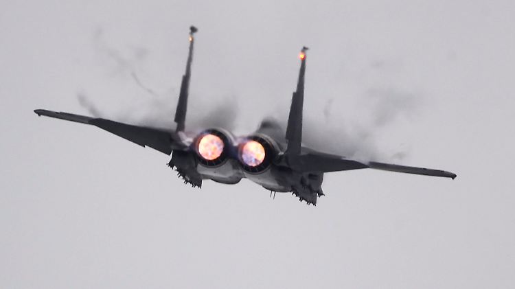 Absicht oder Fehler? Bei der Bombardierung durch Flugzeuge der US geführten internationale Koalition kommen offenbar erstmals Soldaten syrischer Regierungstruppen ums Leben.