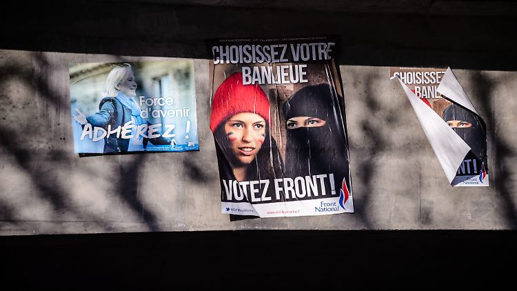 Plakate mit Parolen, die offenbar viele Franzosen überzeugen. Um den Front National zu schwächen, wollen die Sozialisten den Konservativen in einigen Regionen den Vortritt lassen.