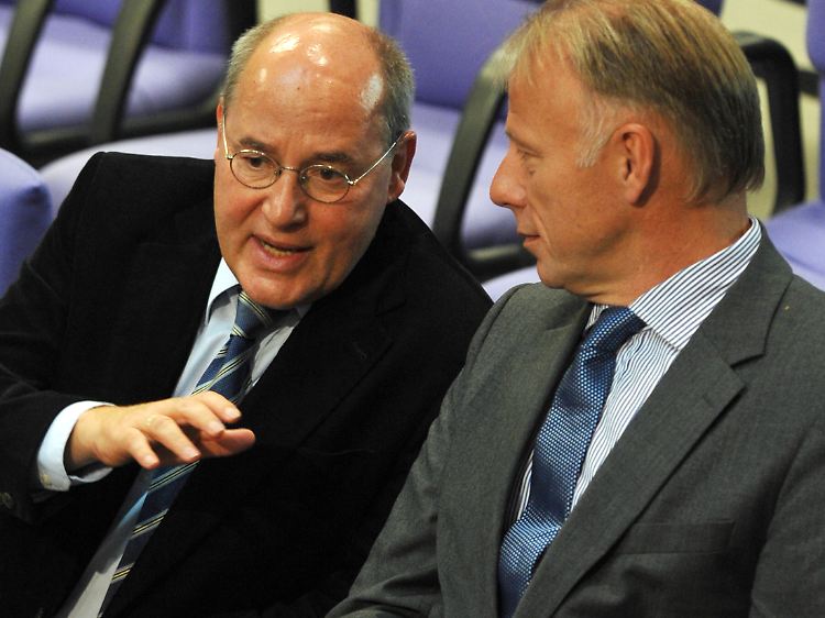 "Man muss Kompromisse eingehen" - Gysi von den Linken und Grünen-Politiker Trittin unterhalten sich im Bundestag.