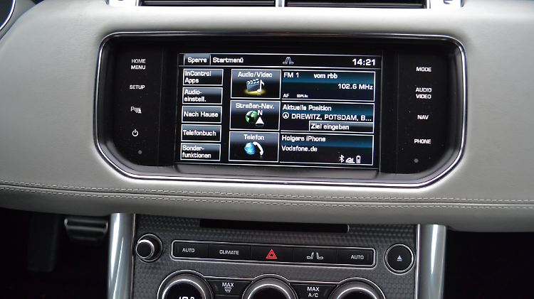 Die Optik der Bedienelemente auf dem 12,3 Zoll großen Touchscreen ist super. Leider reagiert es auf Befehle etwas langsam.