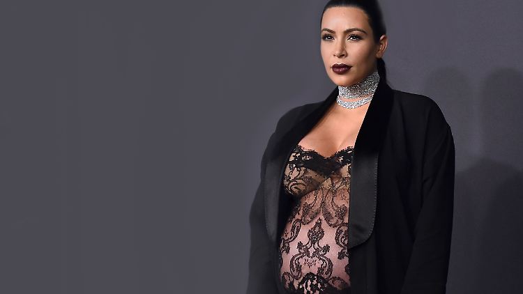 Hier ist Sohnemann noch wohl verpackt in Fleisch und Spitze. Vor zwei Tagen dann brachte ihn Kim Kardashian zur Welt.