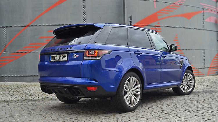 Vier Endrohre und ein langer Dachspoiler zieren das Heck des Range Rover Sport SVR.