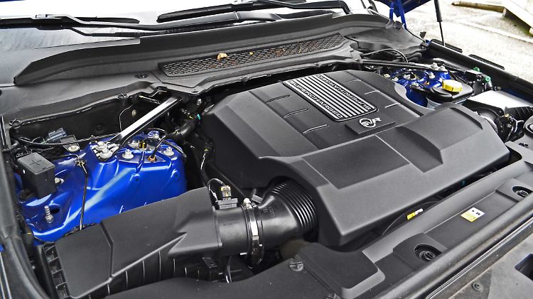 Das ist das Kraftwerk des Range Rover Sport SVR: ein 5.0 Liter V8 Supercharged.