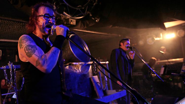 Alexander Hacke (l.) und Blixa Bargeld mit den "Einstürzenden Neubauten" bei einem Konzert in Prag im November 2014.