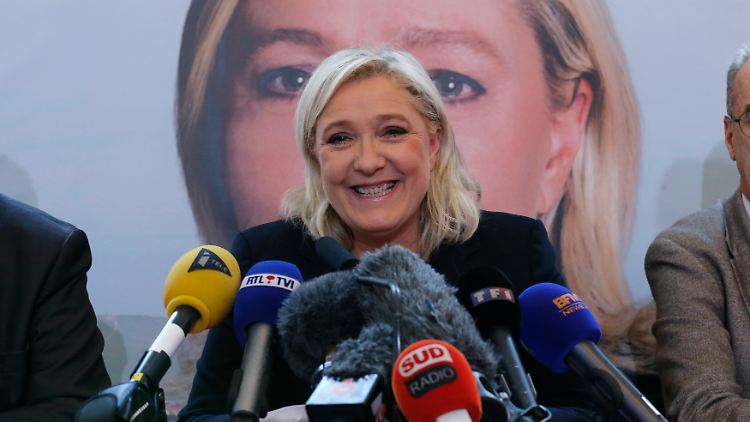 Marine Le Pen bei einer Pressekonferenz am Morgen nach ihrem Wahlsieg