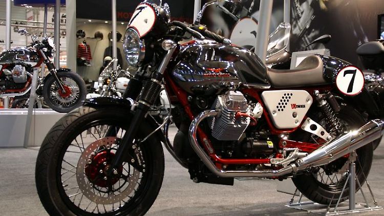 Mit Stahlrohrrahmen und verchromtem Tank: Die Moto Guzzi V7 Racer lässt die 70er Jahre wiederaufleben.