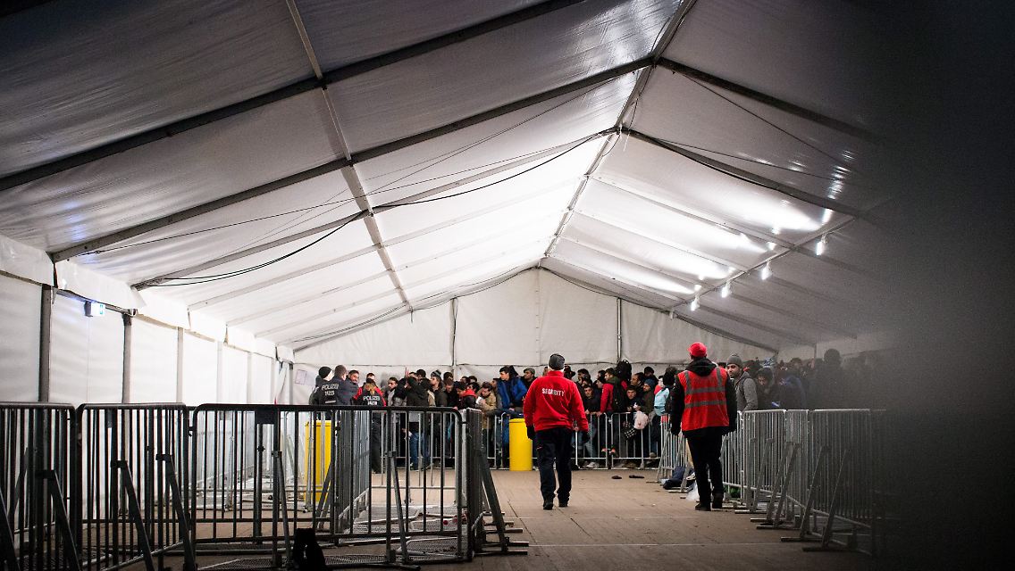 Flüchtlinge warten auf ihre Registrierung im Lageso (Landesamt für Gesundheit und Soziales) im Berliner Stadtteil Moabit.