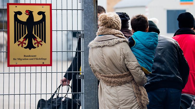 3500 Flüchtlinge können registriert werden - da sei es egal, von wem, argumentiert das Innenministerium.