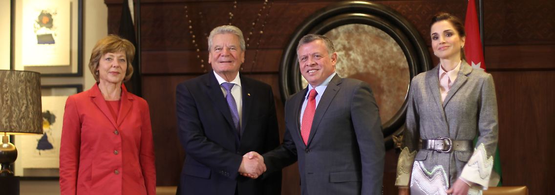 Jordaniens König Abdullah (2.v.r.), seine Frau, Königin Rania (r.), Bundesrpräsident Joachim Gauck und seine Lebensgefährtin Daniela Schadt.