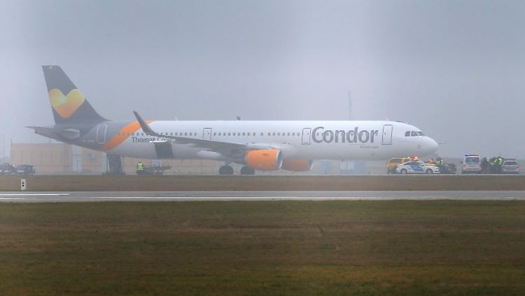 Sicherheitskräfte durchsuchen die Condor-Maschine in Budapest.