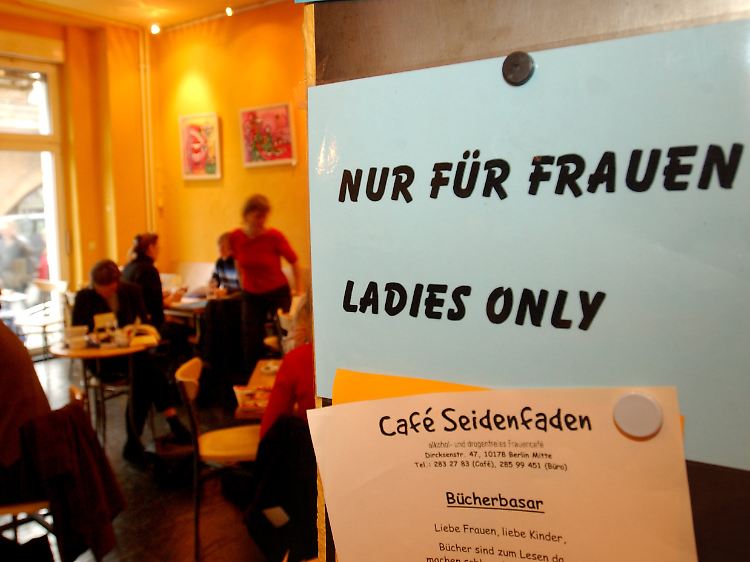 Initiativen für ehemals süchtige Frauen gibt es viele. So etwa das alkohol- und drogenfreie Café Seidenfaden in Berlin.
