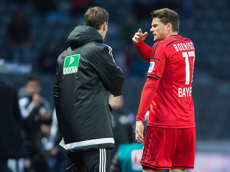 Für Leverkusens Sebastian Boenisch ist die Bundesliga-Vorrunde vorzeitig beendet. Da halfen auch die Nachverhandlungen mit dem Vierten Offiziellen nichts.