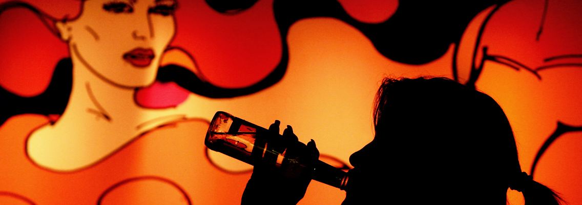 Bei Frauen erreicht der Alkohol schneller das Gehirn als bei Männern.
