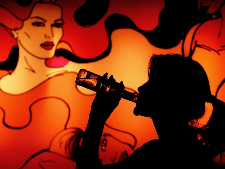 Bei Frauen erreicht der Alkohol schneller das Gehirn als bei Männern.