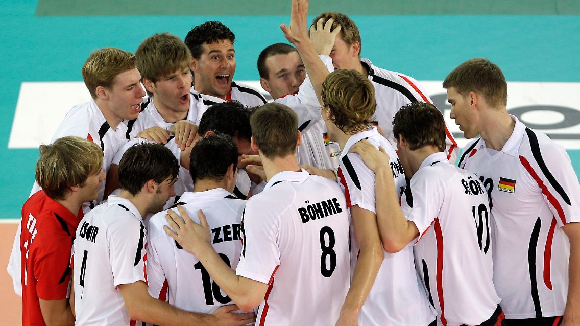 Nu gegen Brasilien: Deuschlands Volleyballer freuen sich nach dem Sieg gegen Tschechien.