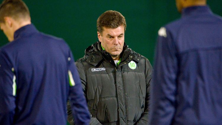 Hat wenig Grund, so grimmig dreinzuschauen: Wolfsburgs Trainer Hecking