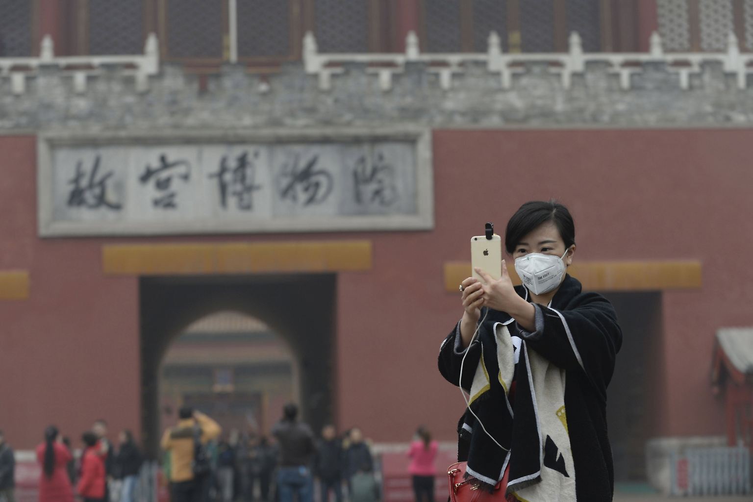 Ohne Atemschutzmaske geht nichts: Die chinesischen Behörden rufen erstmals wegen hoher Luftverschmutzung die höchste Alarmstufe "Rot" in Peking aus.