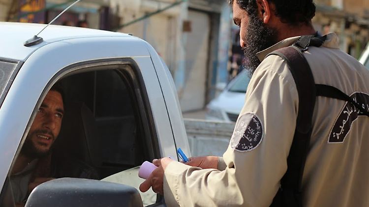 Verkehrskontrolle in Rakka: Wer als Taxifahrer nicht den IS-Sender im Radio eingestellt hat, muss eine Strafe zahlen. Das Bild ist einer Propaganda-Webseite des IS entnommen.