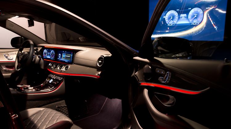 Die kühnen Schwünge im Interieur der neuen Mercedes E-Klasse werden durch 68-fach veränderbare Lichtleisten unterstrichen.