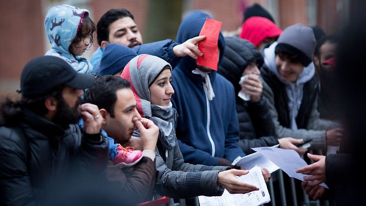 Flüchtlinge stehen teils ab vier Uhr morgens in der Schlange vor dem Lageso - oft mehrere Stunden. 