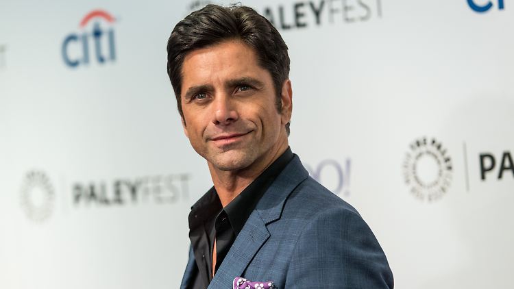Man kennt ihn schneidig im Anzug - nun gibt es auch ein Popo-Bild von "Full House"-Star John Stamos.