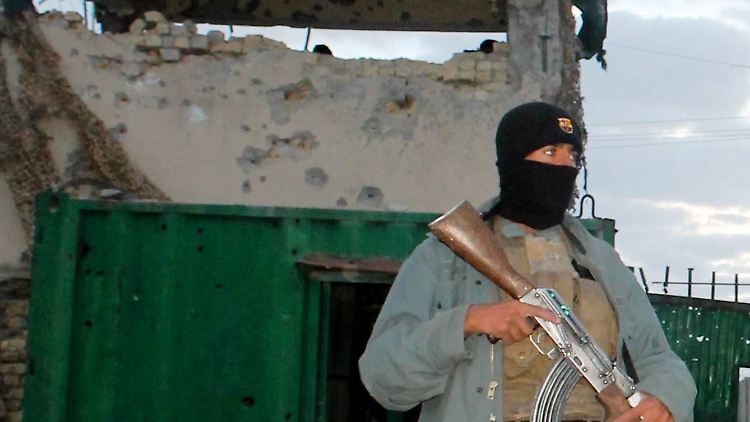 Die Armee (hier an einem Checkpoint bei Kandahar) wird immer wieder von Talibanangriffen überrascht.