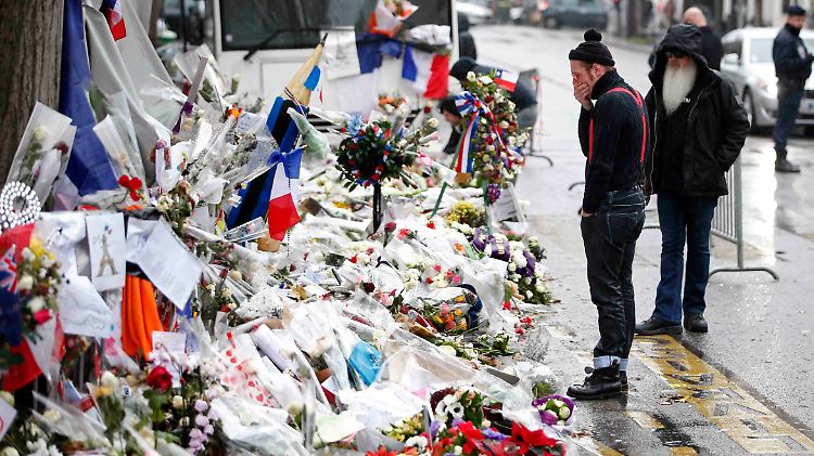 Band-Mitglieder der "Eagles of Deathmetal" trauern vor dem Konzertsaal Bataclan.