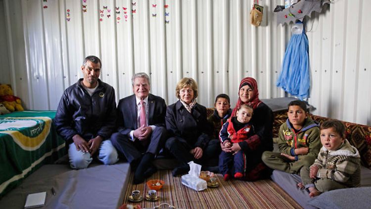 Bundespräsident Gauck zu Besuch bei einer Flüchtlingsfamilie.
