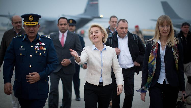 Bundesverteidigungsministerin Ursula von der Leyen spricht nach ihrer Ankunft in Islamabad mit der deutschen Botschafterin in Pakistan und einem pakistanischen Militär. 