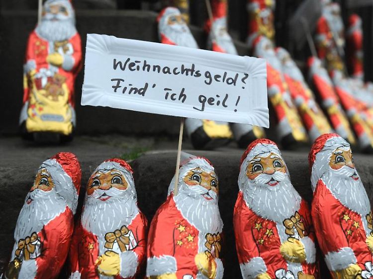 Wer mehr aus dem Weihnachtsgeld herausholen will, sollte es nicht gleich für Geschenke ausgeben.