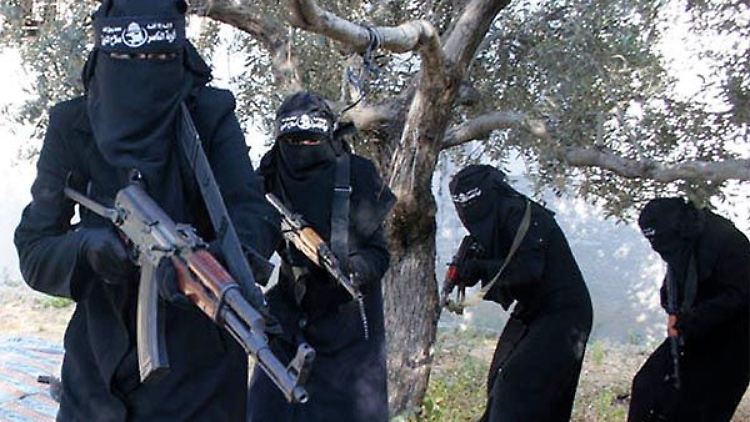 In einem Propaganda-Video  zeigen sich die Dschihadistinnen mit Kalaschnikow und Burka.