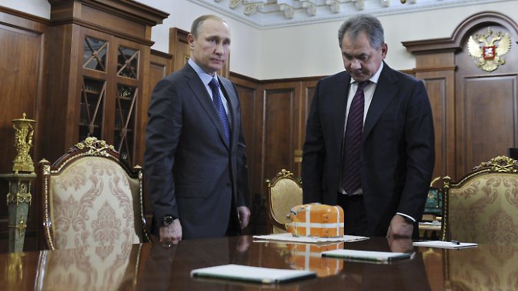 Wladimir Putin und Verteidigungsminister Sergej Schoigu präsentierten den Flugdatenschreiber im Kreml. 