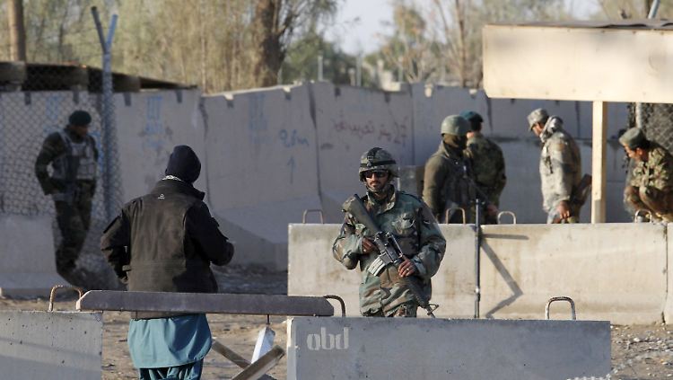 Afghanische Sicherheitskräfte sichern den Eingang zum Flughafen in Kandahar. 