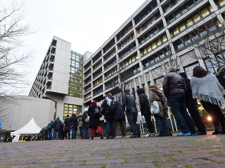 Vor dem Gericht bildet sich eine lange Schlange. Es werden wohl nicht alle im Saal Platz finden.