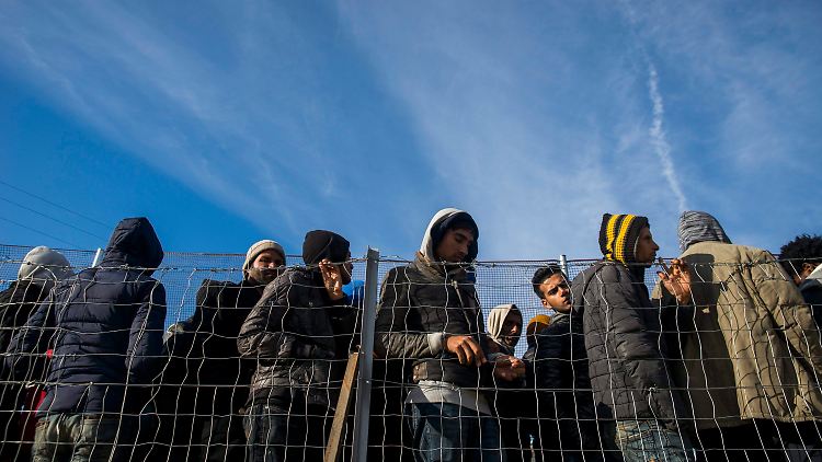Viele Migranten warten am Grenzübergang von Griechenland nach Mazedonien vergeblich auf ihre Einreiseerlaubnis.