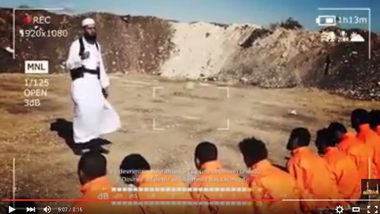 Scheich Muhammad al-Khatib erklärt den angeblichen Gefangenen, dass sie nicht sterben müssen. 