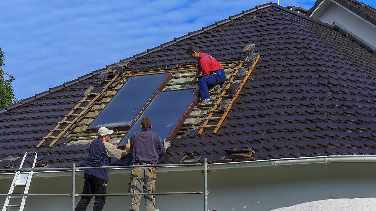 Manchmal kauft man mit der Solaranlage auch gleich ein Versicherungspaket. Das läuft aber nur für begrenzte Zeit, danach sollte man sich um eine Anschlussversicherung kümmern.