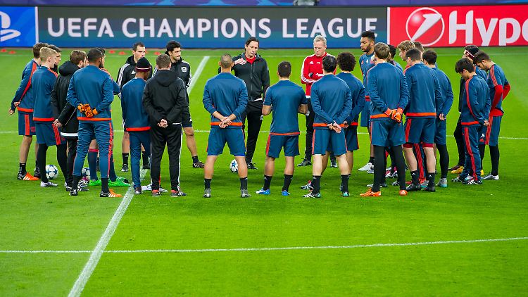 Roger Schmidt und Bayer Leverkusen wollen sich gegen den großen FC Barcelona entkriseln. 