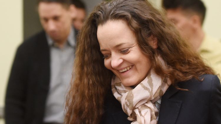 Beate Zschäpe betritt vor ihrer Aussage gelöst den Gerichtssaal.