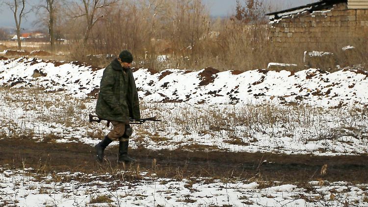 Ein pro-russischer Rebell patrouilliert im Gebiet um Donezk.