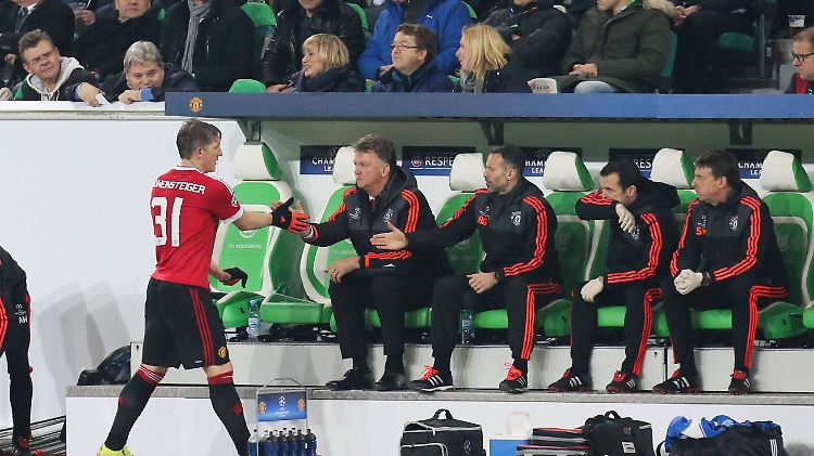 Raus ohne Applaus: Für Bastian Schweinsteiger galt das in Wolfsburg doppelt.