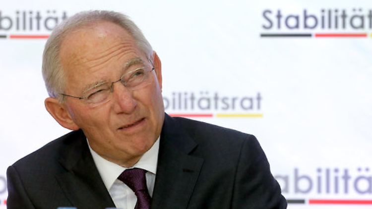 Schäuble hat bislang acht Milliarden für 2016 als Ausgaben für die Flüchltingskrise eingeplant.