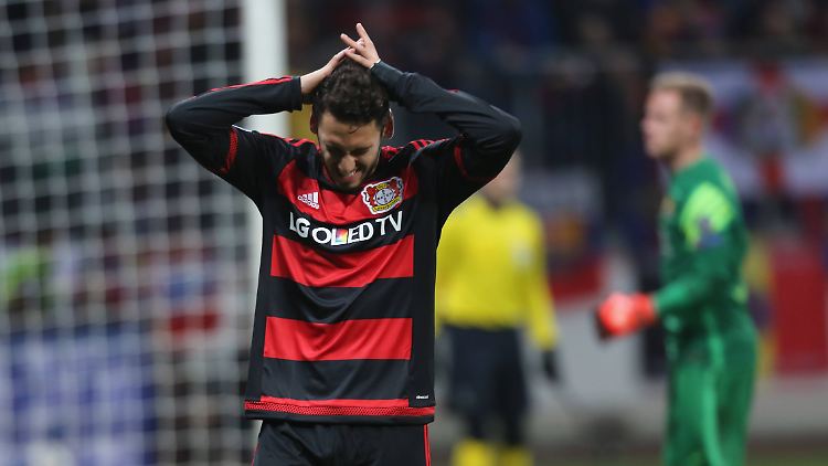 Hakan Calhanoglu, verzweifelt: Falls Bayer mal keine Lust mehr auf das Sponsoring hat, böte sich als neuer Name Tragisch Leverkusen an.