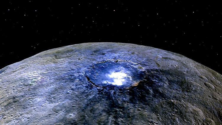 Ceres hat viele weiße Flecken, meist in einem Krater. Am auffälligsten sind diese im Occator-Krater.