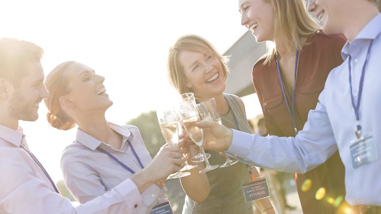 Steht das Sommerfest an? Finden Betriebsfeiern außerhalb der Arbeitszeit statt, ist die Teilnahme freiwillig - und wird auch nicht vergütet.