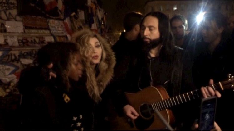 Spontane Geste: Madonna singt mit Sohn David und Gitarrist Monte Pittman auf dem Place de la République. 