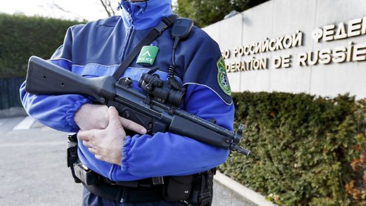 Die Behörden suchen nach bis zu sechs Verdächtigen.
