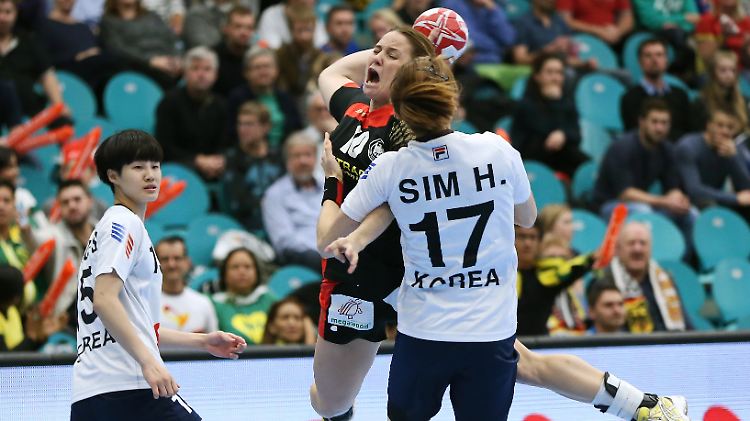 Die DHB-Frauen gaben alles: Hier setzt sich Anna Loerper durch.