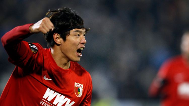 Das war der Anfang: Jeong-Ho Hong bringt mit seinem Ausgleich die Augsburger auf den Weg.