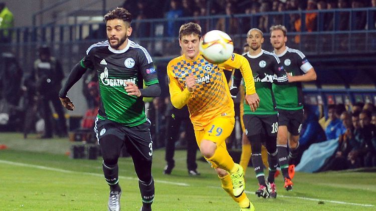 Schalkes Caicara kämpft mit Tasos Tsokanis um den Ball.